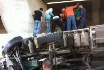 بالصور: اصابة خطيرة لسائق شاحنة اثر انقلابها بحادث طرق ذاتي قرب مدينة الرملة 